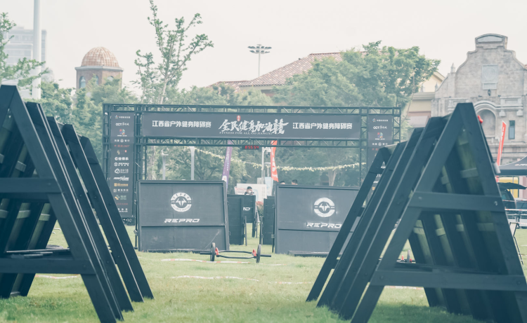 开云体育入口-关于大型户外充气障碍赛，互动体验新玩法的信息